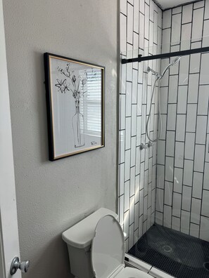 Dusche, Haartrockner, Handtücher, Seife