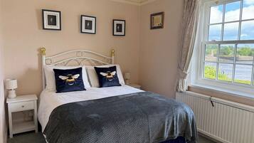 3 bedrooms, iron/ironing board, Internet, bed sheets