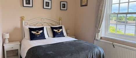 3 bedrooms, iron/ironing board, internet, bed sheets