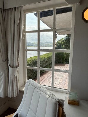 TV, books - Benarth Lodge a charming unique hideaway in Conwy (Conwy)