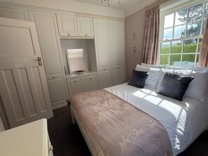 3 bedrooms, iron/ironing board, Internet, bed sheets