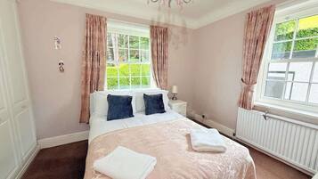 3 bedrooms, iron/ironing board, free WiFi, bed sheets
