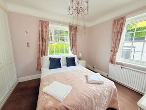 3 bedrooms, iron/ironing board, free WiFi, bed sheets