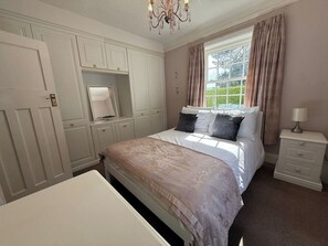 3 Schlafzimmer, Bügeleisen/Bügelbrett, Internetzugang, Bettwäsche