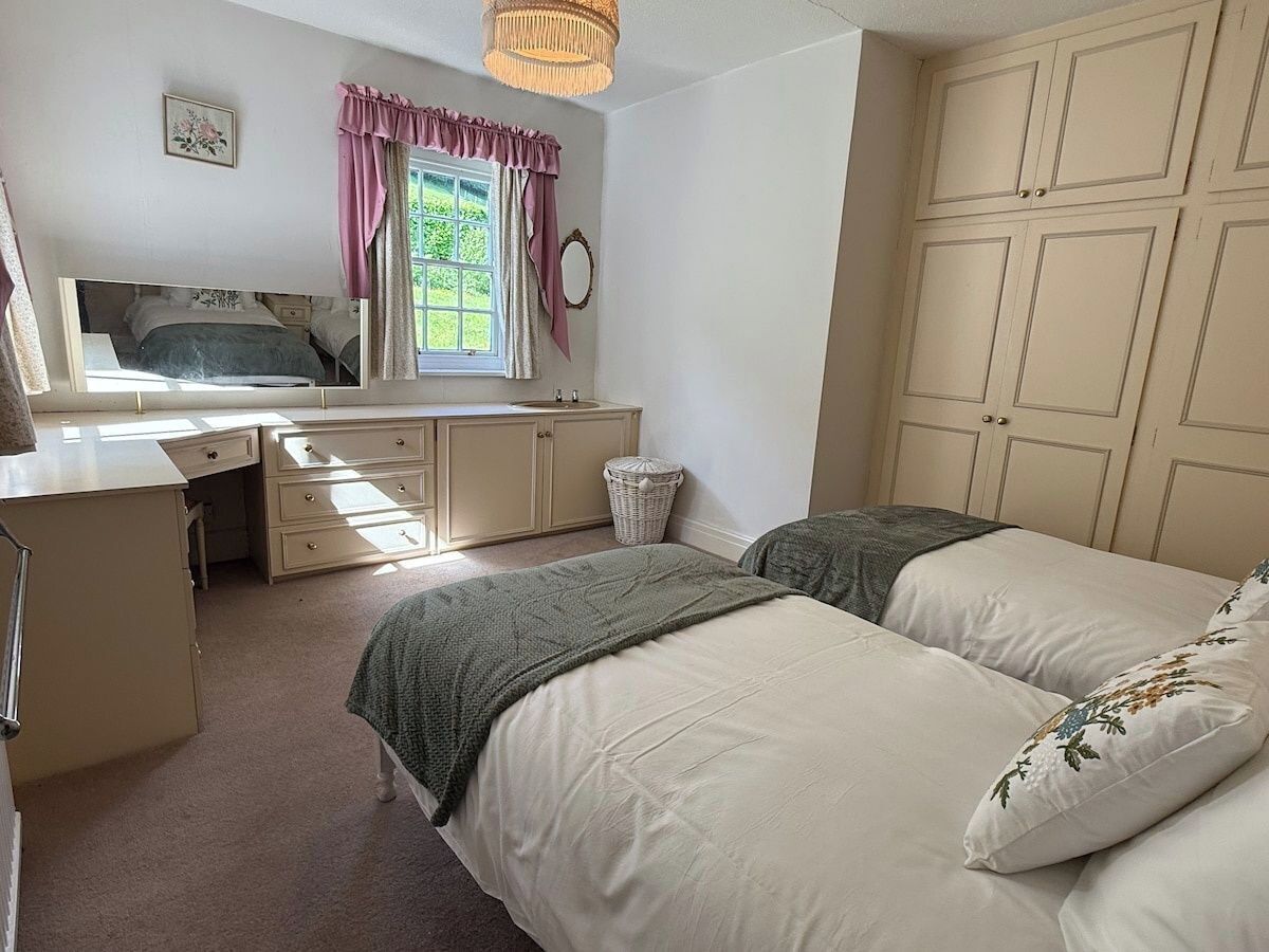 3 bedrooms, iron/ironing board, internet, bed sheets