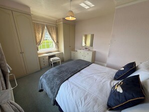 A bedroom with a bed, a desk, and a wardrobe. - Benarth Lodge a charming unique hideaway in Conwy (iverside Business Park)