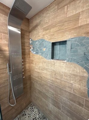 Secador de cabelo, toalhas de banho, sabonete, papel higiênico