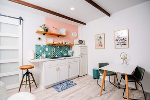 Private kitchen - Spotless, cozy studio with private entrance & parking, free WiFi  in Clearwater. (Clearwater)