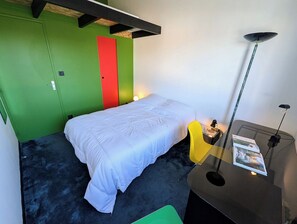 3 chambres, bureau, fer et planche à repasser, lit parapluie