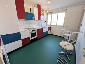 Réfrigérateur, micro-ondes, four, plaque de cuisson