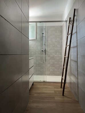 Dusche, Haartrockner, Handtücher, Toilettenpapier
