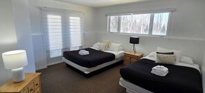 5 bedrooms, iron/ironing board, WiFi, bed sheets