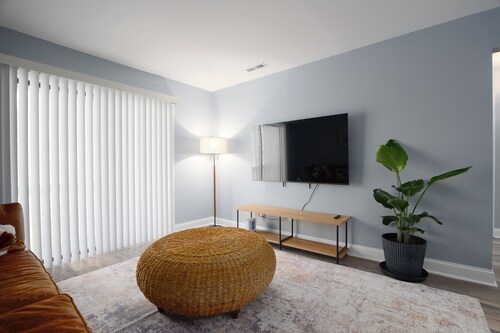 Modern and Stylish 2BR Apt Near Convention Center, VSU and Hospital. 