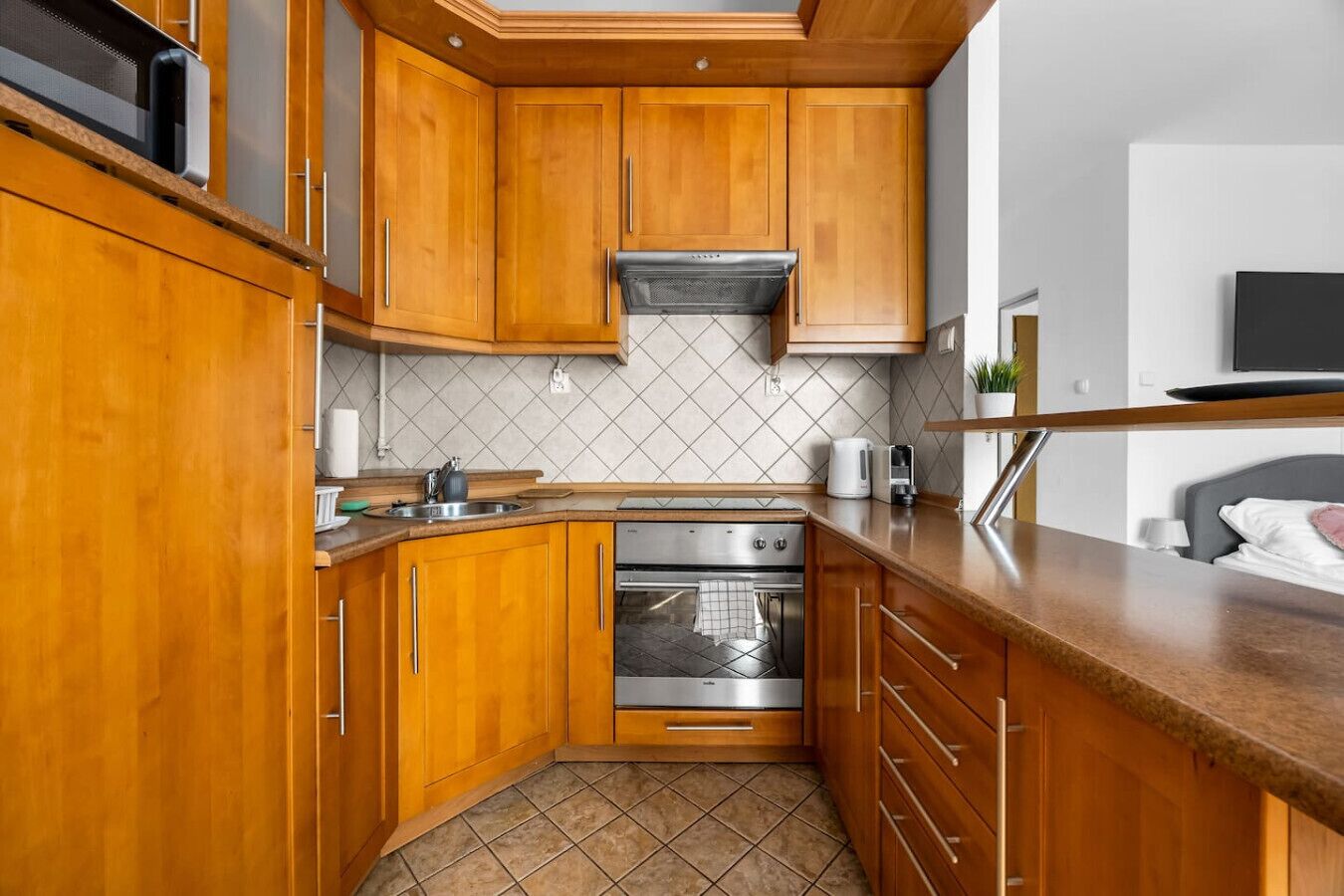 Kylskåp, mikrovågsugn, ugn och spishäll