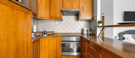 Kylskåp, mikrovågsugn, ugn och spishäll