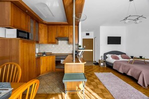 1 bedroom, iron/ironing board, free WiFi, bed sheets - Studio Metro Natolin - Balcony - by Rentujemy (Warszawa)