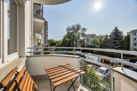 Outdoor dining. Studio Metro Natolin - Balcony - by Rentujemy