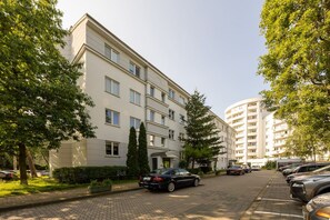 Exterior - Studio Metro Natolin - Balcony - by Rentujemy (Unknown)