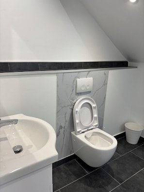 Séchoir à cheveux, plancher chauffant (salle de bain)