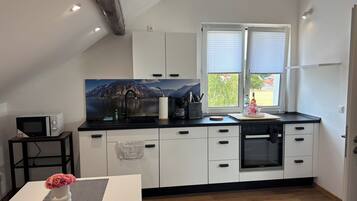 Studio Suite, Balcony, Garden View | Private kitchen