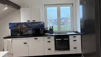 Estudi en suite, balcó, vistes al jardí | Cuina privada | Frigorífic gran, rentaplats i batedora