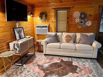 Secluded Farmstay  Pool, Hot Tub & Farm Animals
