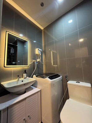Apartment, 1 Bedroom, City View | Bathroom - Entire Room in Makati Center With Fast Wifi (Makati)