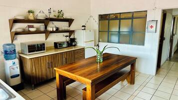 Refrigerador, microondas, horno y utensilios de cocina