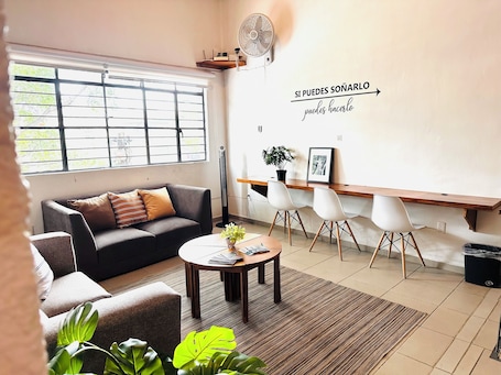 Televisión de pantalla plana, chimenea, Netflix, servicios de streaming. Espacio Libertad