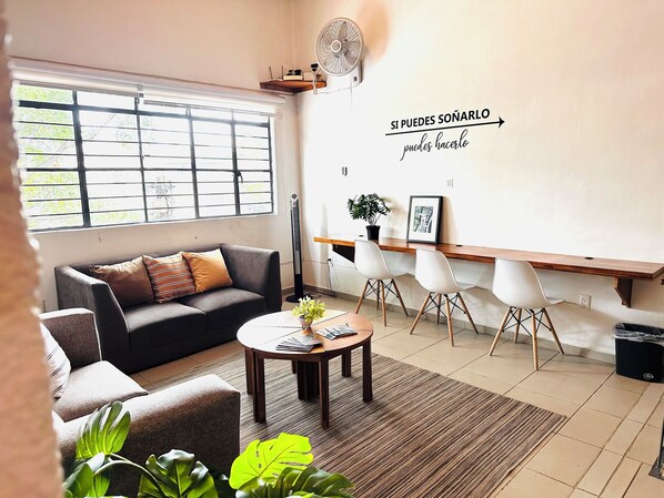 32-英寸纯平电视（配备数码频道）、壁炉、Netflix