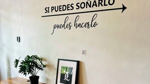 A wall with a motivational quote and a framed picture. - Espacio Libertad  (Guadalajara)