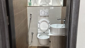 A modern bathroom with a toilet, sink, and shower. - Luxury apartment with lake view in Dakar (Dakar)