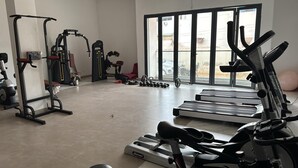 A gym with treadmills, weight machines, and free weights. - Luxury apartment with lake view in Dakar (Dakar)