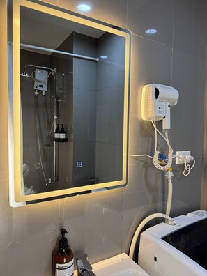 Apartment, 1 Bedroom, Private Pool, City View | Bathroom