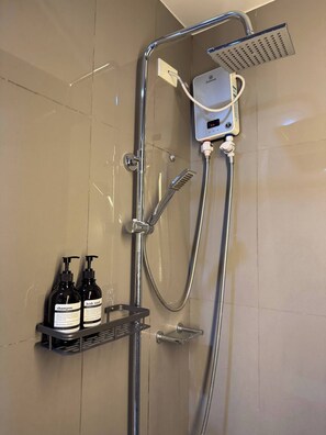 Apartment, 1 Bedroom, Private Pool, City View | Bathroom - Entire Place in Central Makati (Makati)