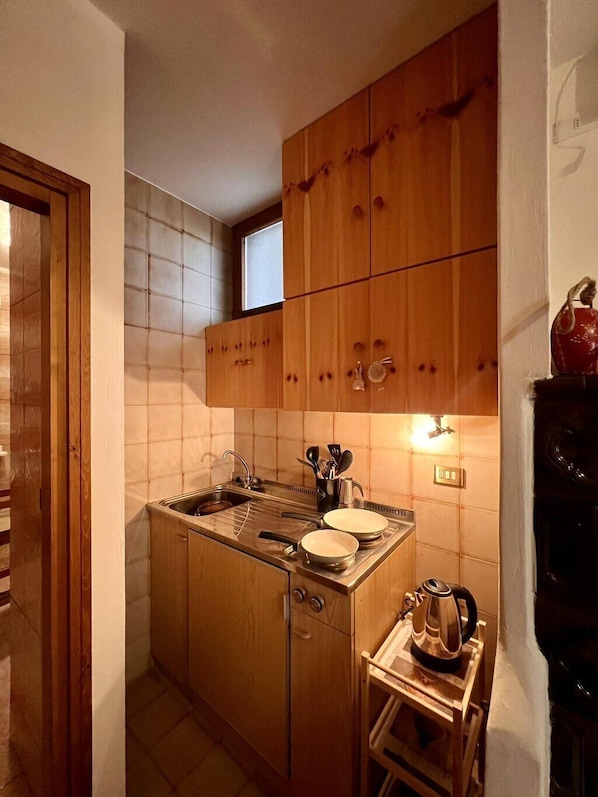 Fridge, stovetop, cookware/dishes/utensils, lobster pot