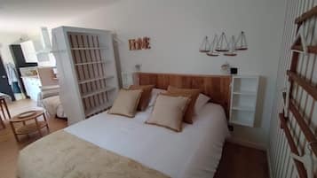 Fer et planche à repasser, lit parapluie, Wi-Fi, draps fournis