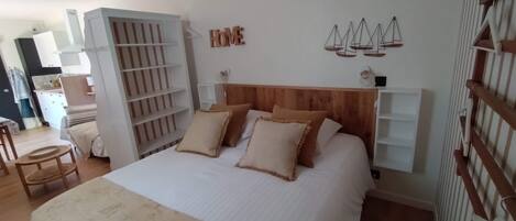 Iron/ironing board, travel cot, WiFi, bed sheets
