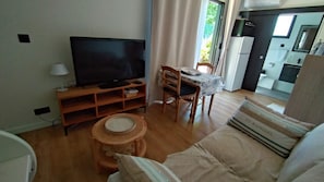 Iron/ironing board, travel cot, WiFi, bed sheets - Comfortable wood-frame studio for 2 people 15 mins from La Rochelle (Dompierre-sur-Mer)