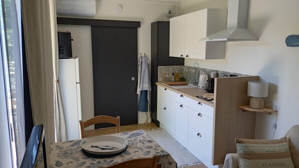 Een koelkast, een magnetron, een oven, een kookplaat