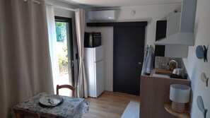 Fridge, microwave, oven, stovetop - Comfortable wood-frame studio for 2 people 15 mins from La Rochelle (Dompierre-sur-Mer)