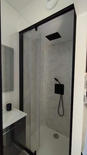 Douche, séchoir à cheveux, serviettes fournies, savon