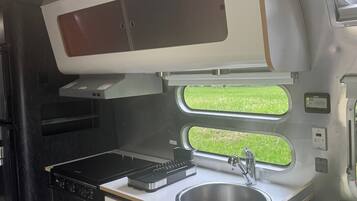 Micro-ondes, four, plaque de cuisson, serviettes en papier