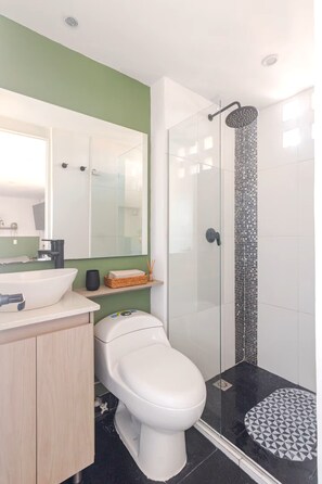 Hårtork, handdukar, tvål och toalettpapper