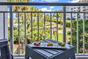 Outdoor dining - Oceanfront: Sea, Sun, & Sand renovated 1-bed 1-bath condo at Bridgewater (Pawleys Island)