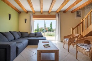 Una televisión, un reproductor de DVD