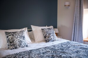 3 bedrooms, iron/ironing board, free WiFi, bed sheets - Gîte LES VIGNES - Charming house in the heart of the Cognac vineyards (Bellevigne)