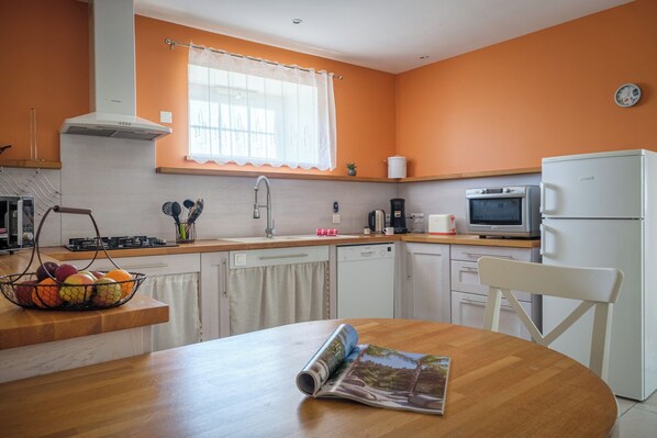 Fridge, microwave, oven, stovetop - Gîte LES VIGNES - Charming house in the heart of the Cognac vineyards (Bellevigne)