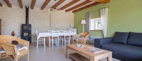 TV connectée, lecteur de DVD, livres