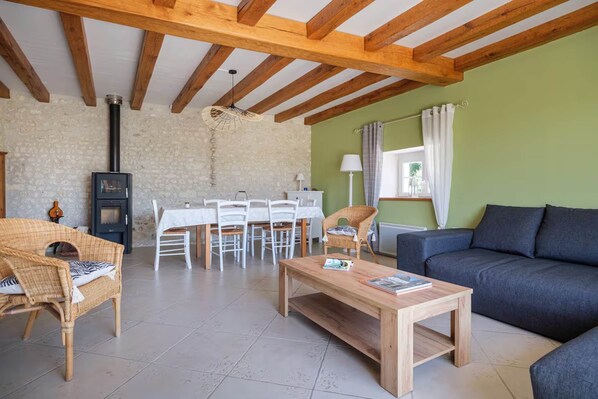 Smart-TV, DVD-Player, Bücher